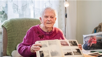 Christa Tafel (93) blickt mit Stolz auf ihr langes Leben in Bremerhaven zurück: Seit ihrem Einzug 1954, also vor 70 Jahren - wohnt die Seniorin im gleichen Nachkriegs-Wohnblock, den einst die „Neue Heimat“ errichtet hatte und der von der heutigen Gewoba immer zeitgemäß saniert worden ist.