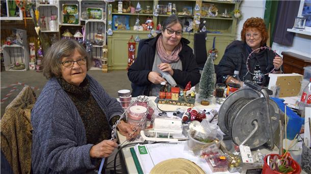 Christel Hanske, Corinna Mosebach und Birgit Kalk (von links) haben derzeit noch alle Hände voll zu tun, um den Markt der Kreativen vorzubereiten.