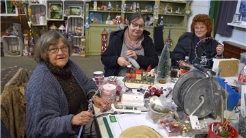 Christel Hanske, Corinna Mosebach und Birgit Kalk (von links) haben derzeit noch alle Hände voll zu tun, um den Markt der Kreativen vorzubereiten.