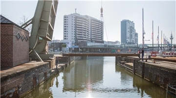 Christian Dreyer und sein Team rüsten die Klappbrücke der Havenwelten für das neue Stützkorsett.
