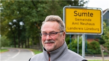 Christian Fabel war Ortsvorsteher von Sumte, als das 100-Einwohner-Dorf 750 Flüchtlinge aus 14 Nationen aufnahm.