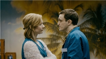 Christian (Franz Rogowski) und Marion (Sandra Hüller) bleiben vorsichtig im Umgang miteinander.