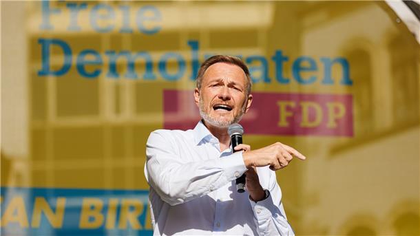Wahlkampf-Endspurt in Niedersachsen Christian Lindner, Bundesminister für Finanzen, spricht auf einer Abschlusskundgebung der Partei auf dem Kohlmarkt in der Braunschweiger Innenstadt.
