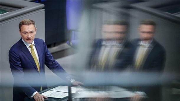 Christian Lindner (FDP) spricht im Plenum des Bundestags zum geplanten Nachtragshaushalt.