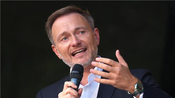 Lindner verteidigt Porsche-Leidenschaft und Sylt-Hochzeit Christian Lindner heiratete die Journalistin Franca Lehfeldt.