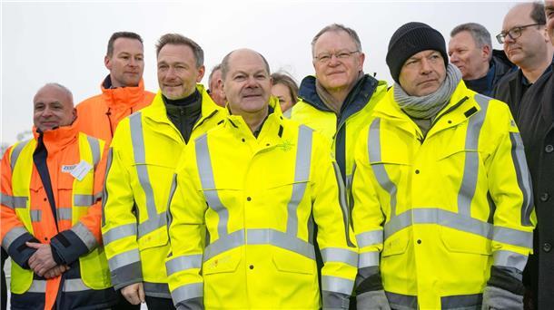 Ein Schiff namens Hoffnung: Ampel-Trio dreht den Gashahn auf Christian Lindner, Olaf Scholz, Stephan Weil und Robert Habeck besuchen das Spezialschiff „Höegh Esperanza“ während der Eröffnung des LNG-Terminals in Wilhelmshaven.