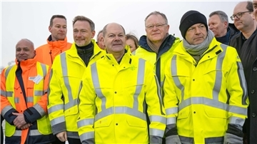 Christian Lindner, Olaf Scholz, Stephan Weil und Robert Habeck besuchen das Spezialschiff „Höegh Esperanza“ während der Eröffnung des LNG-Terminals in Wilhelmshaven.