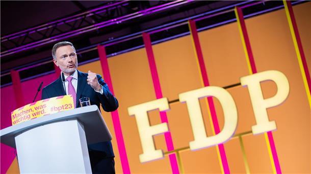 Lindner als FDP-Vorsitzender wiedergewählt Christian Lindner steht seit Dezember 2013 an der Spitze der FDP.
