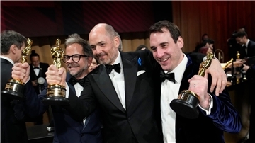 Christian M. Goldbeck (l-r), Edward Berger und James Friend feiern nach der Oscar-Verleihung beim Governors Ball.