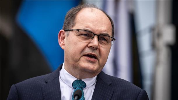 Bosnien-Beauftragter Schmidt greift in Regierungsbildung ein Christian Schmidt, der Hohe Repräsentant für Bosnien und Herzegowina, bei einer Pressekonferenz in Sarajewo.