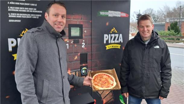 Christian Schwabe (l.) und Torsten Heitland haben einen Pizza-Automaten an der Bahnhofstraße in Stubben aufgestellt. 