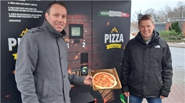 Christian Schwabe (l.) und Torsten Heitland haben einen Pizza-Automaten an der Bahnhofstraße in Stubben aufgestellt. 