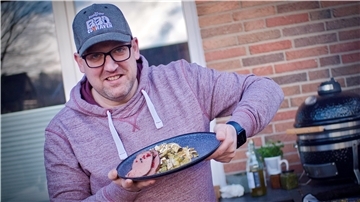 Christian Schwarz, alias der „Deichgriller“ steht das ganze Jahr über in seinem Garten am Grill. Mit seinen Gerichten will erzeigen, was auf dem Rost alles möglich ist.