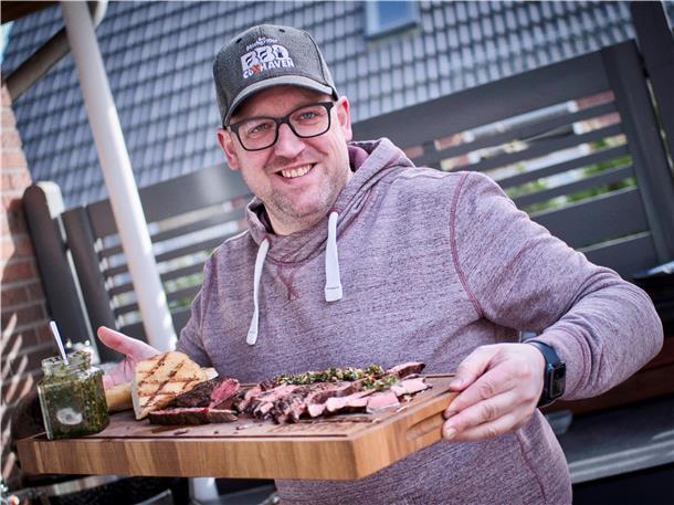 Christian Schwarz aus Cuxhaven hat seine Leidenschaft zum Zweitjob gemacht. Als „Deichgriller“ zeigt er seinen Followern auf Instagram und TikTok, wie man Grillgerichte zubereitet.