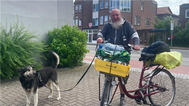 Warum es für einen Obdachlosen mit Hund schwierig ist, eine Bleibe zu finden Mann mit Hund