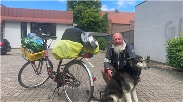 Mann mit Rad und Hund