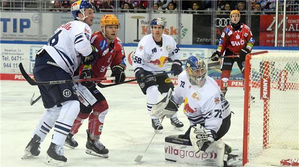 Pinguins schlagen München, verlieren aber die Tabellenführung Christian Wejse (2. v. re.) und die Pinguins haben in dieser Saison viel Selbstvertrauen getankt - und glauben immer an den Sieg.