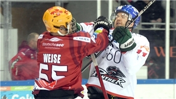 Christian Wejse (links) verlor bei einem Fight mit Mick Köhler seinen Gitterhelm. In der Folge kam es zu einer größeren Rangelei, denn seine Mitspieler wollten Wejse wegen seiner verletzten Nase schützen.