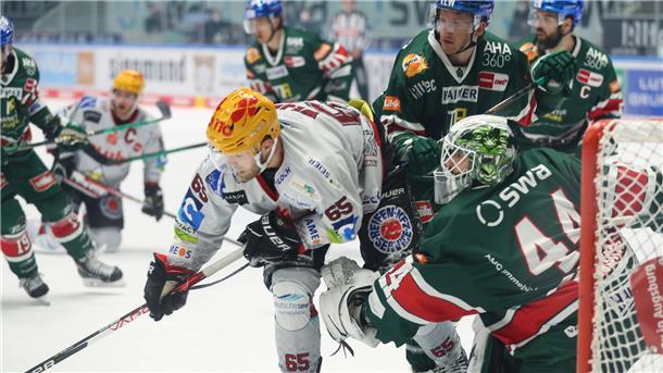 Christian Wejse mit vollem Einsatz vor Augsburgs Torhüter Dennis Endras.