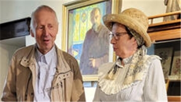 Christiane Kaiser (unterstützt von ihrem Mann Heinrich) führte als „Malweib Käthe“ durch das Schaffen des Zevener Heimatforschers Hans Müller-Brauel. 