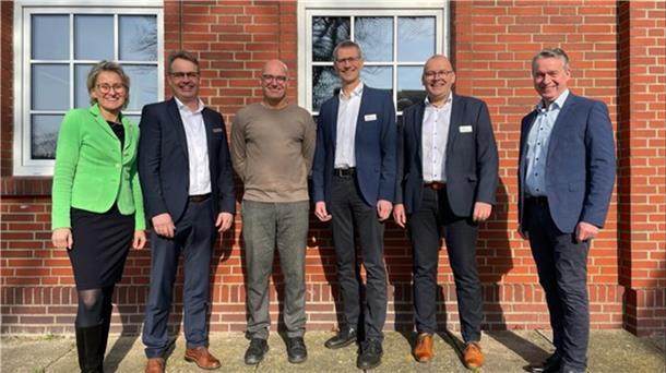 Wird die Zukunft der Milch in der Wesermarsch großartig sein? Christiane Thürlings und Bernd Ramien (beide Raiffeisenbank Wesermarsch-Süd) mit Gastredner Gregor Veauthier sowie Hans-Hermann Meents, Volker Bormann und Friedhelm Sander (alle AWE Agrarhandel Weser-Ems, von links).