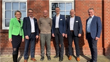 Christiane Thürlings und Bernd Ramien (beide Raiffeisenbank Wesermarsch-Süd) mit Gastredner Gregor Veauthier sowie Hans-Hermann Meents, Volker Bormann und Friedhelm Sander (alle AWE Agrarhandel Weser-Ems, von links).