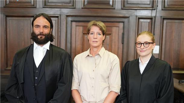 Christina Block schildert Pläne zur Rückholung ihrer Kinder Christina Block mit den Anwälten Ingo Bott und Paula Wlodarek.