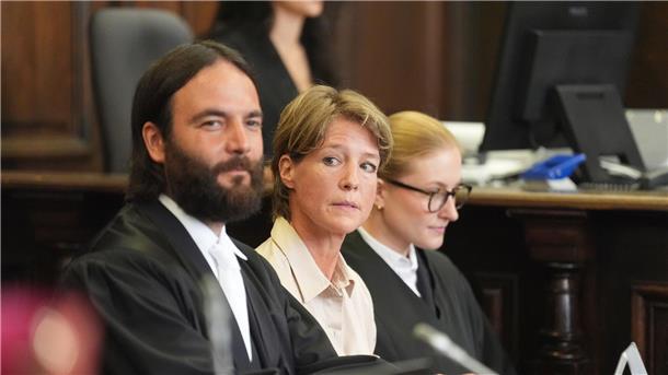 Christina Block schildert Pläne zur Rückholung ihrer Kinder Christina Block mit ihren beiden Verteidigern im Gerichtssaal.