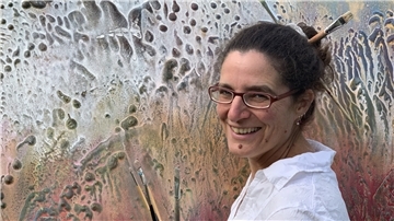 Christina Pape vor der informellen Arbeit „Farbwandlung Nr. 44“. Technik: Quarzsand, Pigmente, Acryldispersion auf Leinwand.