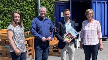 Christine Freytag (von links), Leiterin der katholischen Seemannsmission Stella Maris in Bremen, Seemannspastor Dirk Jährig, Bundestagsabgeordneter Bastian Ernst und  Seemannsdiakonin Antje Zeller.