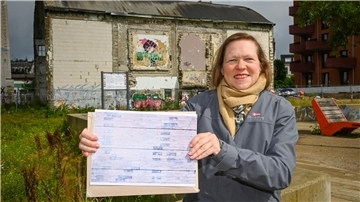 Christine Kisorsy hat 24 Gebäude ausgewählt, die die Firma Kistner in Bremerhaven errichtet hat. Dabei nimmt die Fotografin die Fassaden in den Blick und richtet ihre Kamera auf Details.