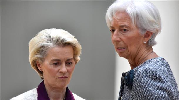 Bankenbeben: EU will Finanzmärkte beruhigen Christine Lagarde (r), Präsidentin der Europäischen Zentralbank, spricht mit Ursula von der Leyen, Präsidentin der Europäischen Kommission.
