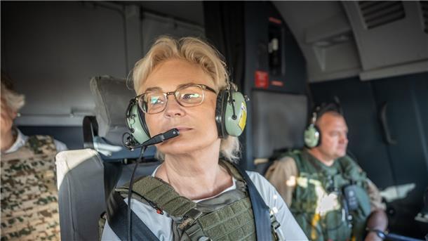 Bundeswehr-Beteiligung an neuer EU-Militärmission in Niger Christine Lambrecht mit Schutzweste im Cockpit eines A400M Transportflugzeugs der Bundeswehr auf dem Flug von Gao nach Niamey im Niger.