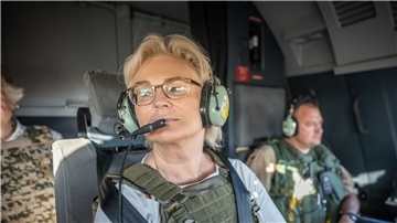 Christine Lambrecht mit Schutzweste im Cockpit eines A400M Transportflugzeugs der Bundeswehr auf dem Flug von Gao nach Niamey im Niger.