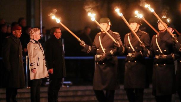 „Niemals geht man so ganz“: Zapfenstreich für Lambrecht Christine Lambrecht wird mit einem Großen Zapfenstreich verabschiedet. Neben ihr: Generalinspekteur Carsten Breuer (l) und ihr Nachfolger im Amt des Verteidigungsministers, Boris Pistorius.
