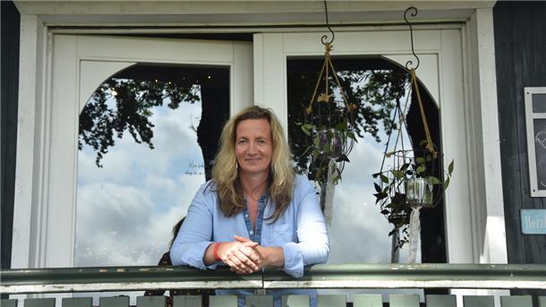 Das Foto zeigt Christine Prinz vor der alten Mühle in Klein Meckelsen. 