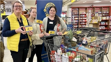 Christine Rüdebusch, Felicitas Beier und Andrea Singh (v. li.) stehen mit einigen gefüllten Einkaufswagen im Supermarkt
