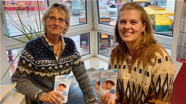 Christine Sassen-Schreiber (links) und Monika von Büren von der KVHS laden ein zu einer Qualifizierung zum Seniorenbegleiter.