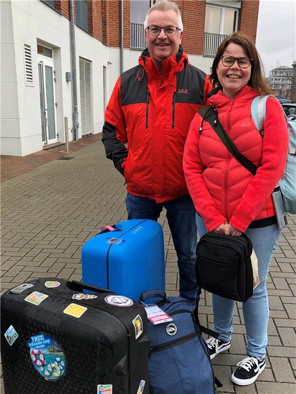 Die Karawane der Urlauber, die ein Taxi suchen Christine und Thorsten Dietscheidt: Nach der Kreuzfahrt kein Taxi weit und breit.