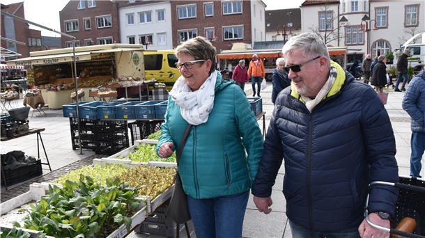 Christine und Ulrich Egberts lassen sich vom Coronavirus nicht unterkriegen. Sie bleiben dem Norderhamer Wochenmarkt treu. Tourismus und Einzelhandel trifft es aber hart.