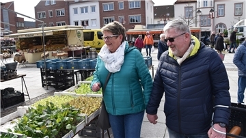 Christine und Ulrich Egberts lassen sich vom Coronavirus nicht unterkriegen. Sie bleiben dem Norderhamer Wochenmarkt treu. Tourismus und Einzelhandel trifft es aber hart.