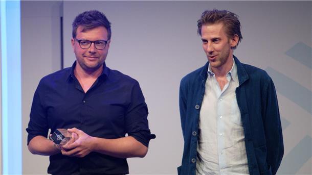 Grimme Online Award für historische Recherchen und mehr Christof Gertsch (l) und Mikael Krogerus (r) stehen bei der Verleihung des Grimme Online Award 2023 mit dem Preis für „Das Ende vom Ewigen Eis“ in der Kategorie „Wissen und Bildung“ auf der Bühne.