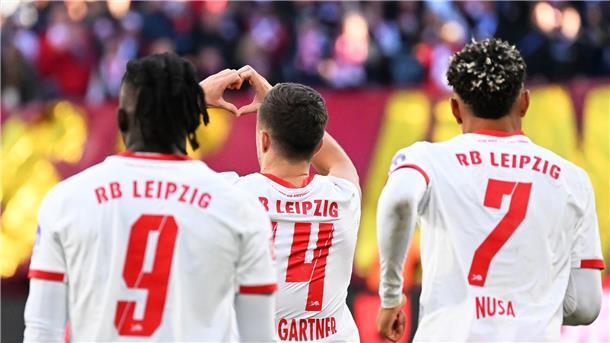 Bayern gewinnt Topspiel gegen BVB - Verfolger-Trio siegt Christoph Baumgartner mit einer Herz-Geste nach seinem Führungstor für Leipzig