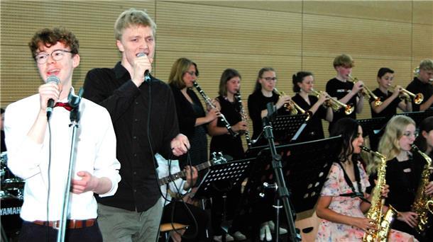 Abiturienten des St.-Viti-Gymnasiums Zeven verabschieden sich aus der Schulzeit Christoph Dodenhof und Max Riedelsheimer