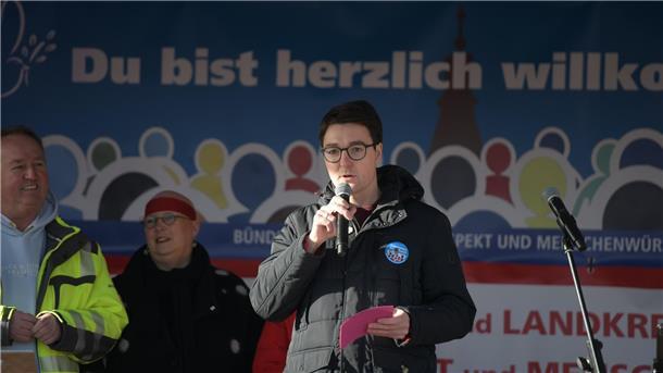 Christoph Frauenpreiß, Ratsherr in Cuxhaven, spricht bei der Demo in Cuxhaven