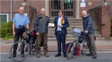 Vier Männer vorm Nordenhamer Rathaus