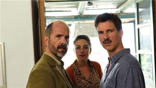 Christoph Maria Herbst (v.l.n.r.), Janina Uhse und Florian David Fitz  in einer Szene des Films „Der Nachname“.