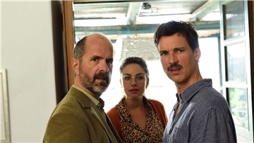 Christoph Maria Herbst (v.l.n.r.), Janina Uhse und Florian David Fitz  in einer Szene des Films „Der Nachname“.