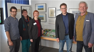 Christopher Dibke, Martina Geberzahn als Vorsitzende des Förderkreises, Dr. Anika Seyfferth, Normann Grabow und Johann Evers freuten sich bei der Eröffnung über die gelungene Ausstellung.