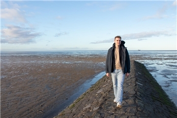 Christopher Jesse ist ein Küstenmensch: „Das Wattenmeer ist eines der schützenswertesten Ökosysteme, die wir haben“, sagt der gebürtige Cuxhavener, der für Bündnis 90/Die Grünen in den Bundestag möchte.